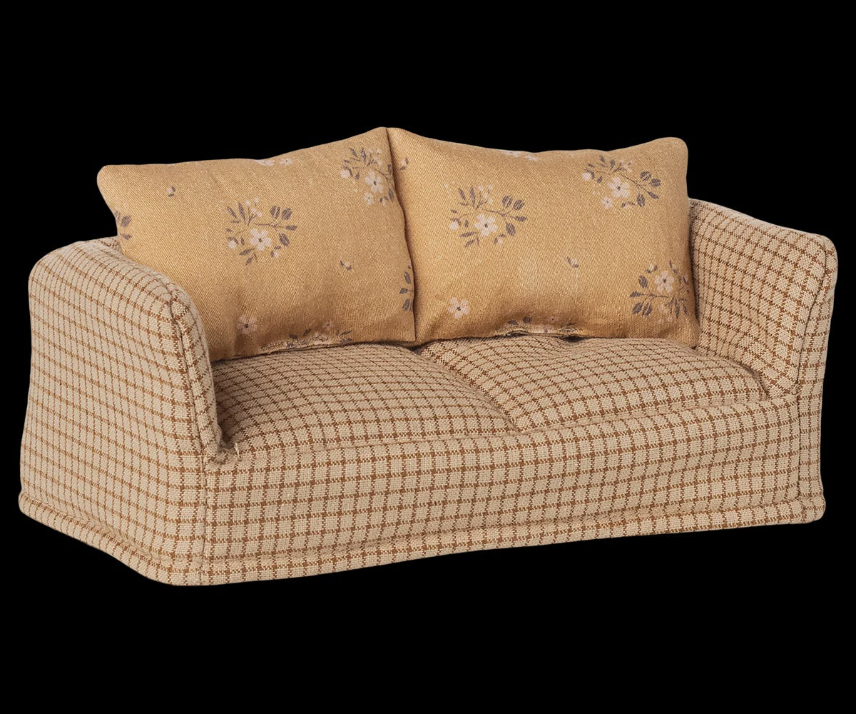 Couch, Mouse - Mable